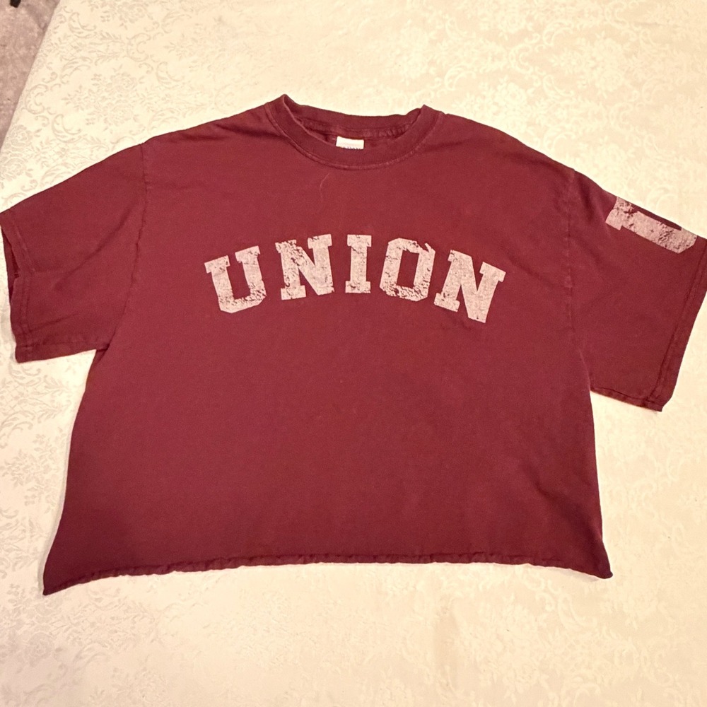 Gildan Union College Cropped Graphic T-Shirt Maroon Medium Distressed Hem